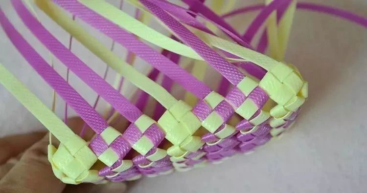 塑料带手工编织篮子收纳筐,塑料袋收纳筐