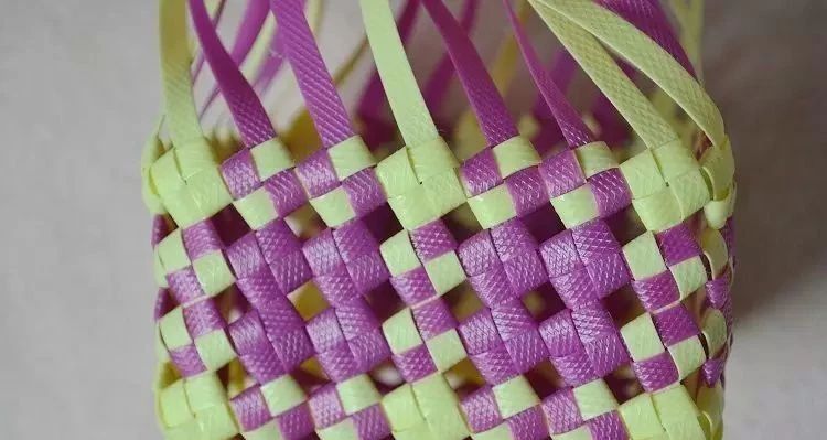 塑料带手工编织篮子收纳筐,塑料袋收纳筐