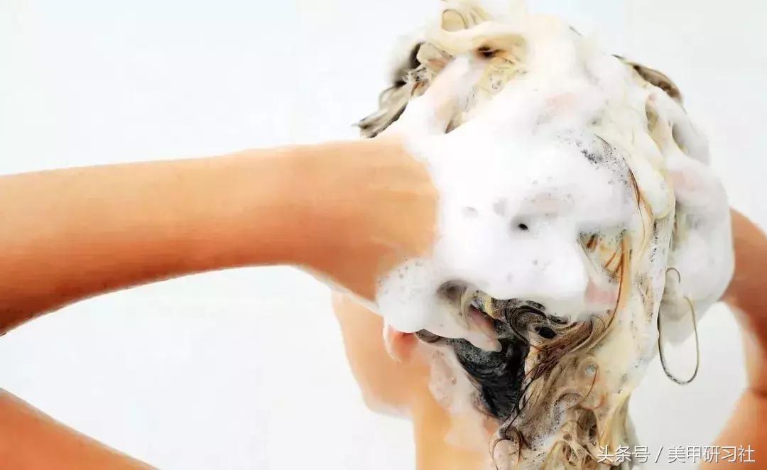 美甲指甲老是从侧边断了,美甲指甲分层原因和处理方法