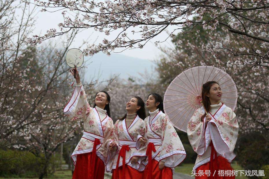 真会玩！古代青年男女春游时都玩啥，看到这画面有些脸红