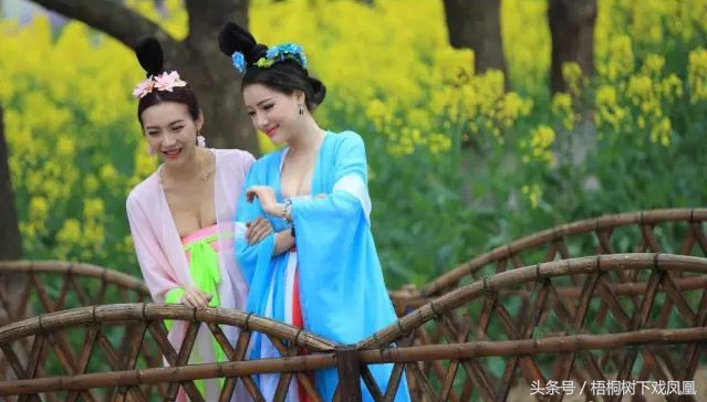 真会玩！古代青年男女春游时都玩啥，看到这画面有些脸红