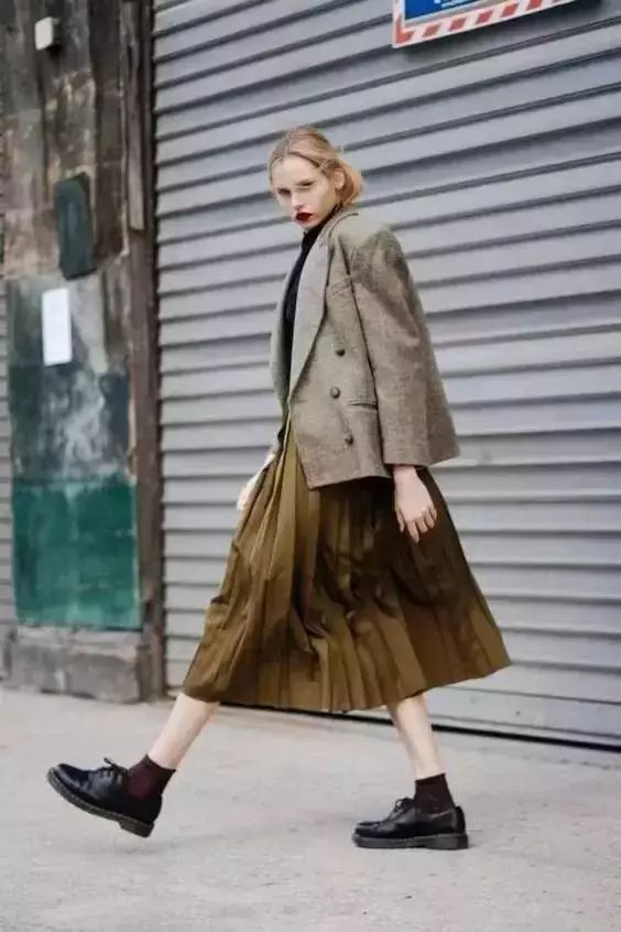 长款百褶裙夏季怎么搭配,这个夏天必备的三款半裙百褶裙