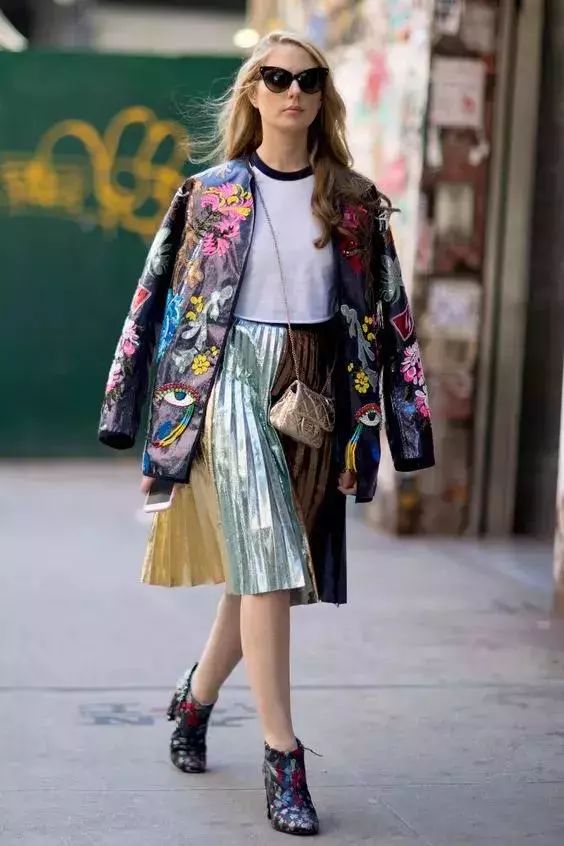 长款百褶裙夏季怎么搭配,这个夏天必备的三款半裙百褶裙