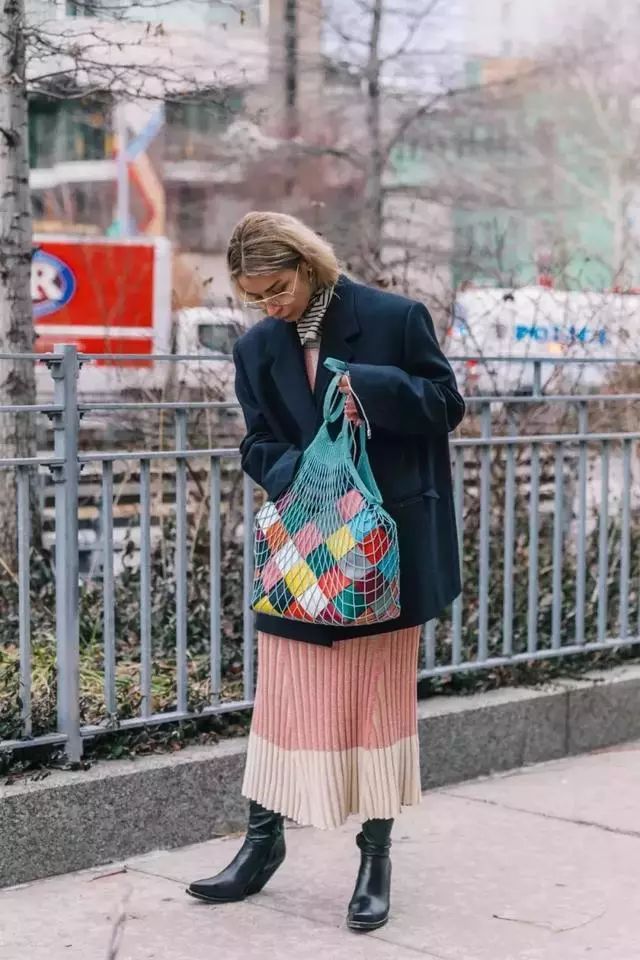 长款百褶裙夏季怎么搭配,这个夏天必备的三款半裙百褶裙