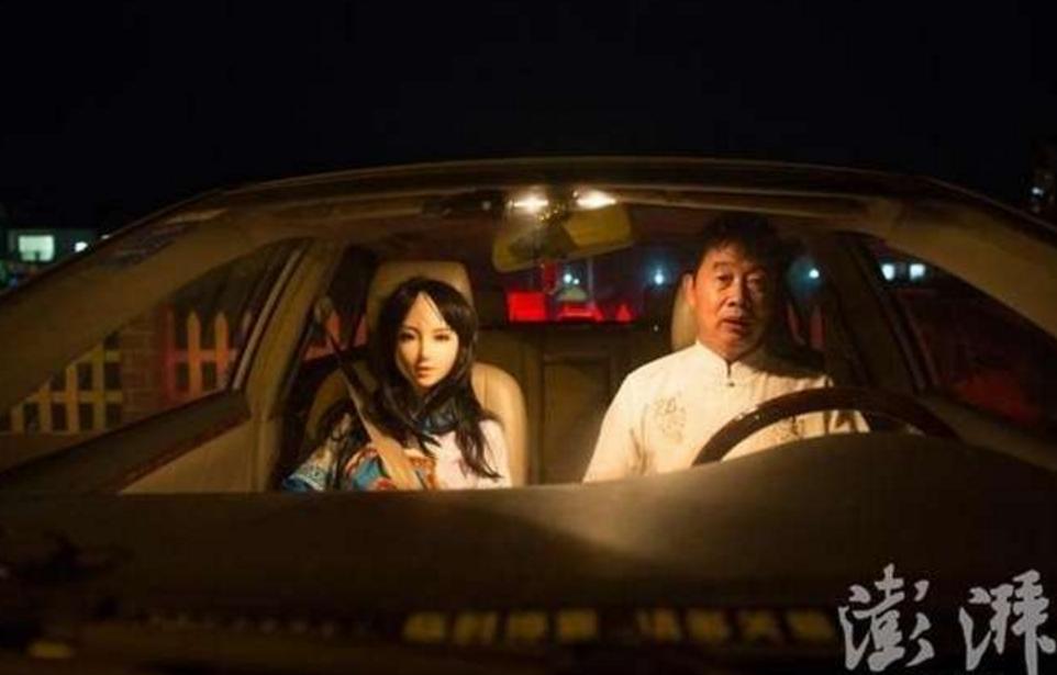 男人把芭比娃娃当做自己的女朋友,男子把娃娃当女朋友新闻