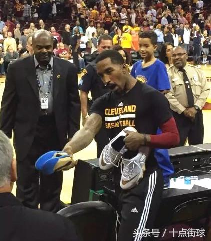 詹姆斯身上最隐秘、价值百万的黑科技：球鞋可以送，鞋垫绝不行！