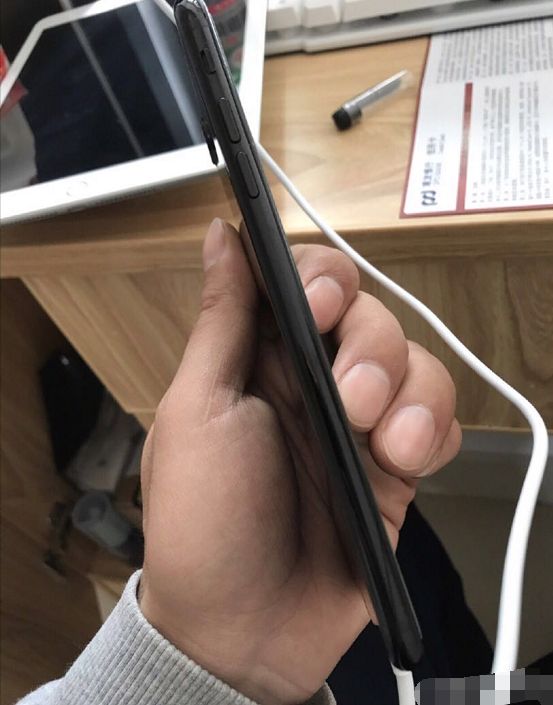 买亮黑iPhone7Plus太亏!256GB报价4000没人要!