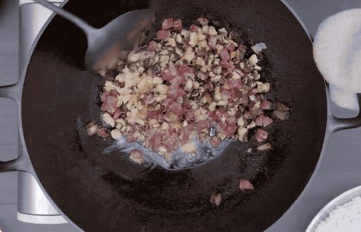 妈妈做的蛋炒饭真香,用生米不用鸡蛋的炒饭做法