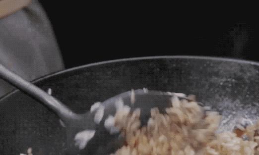 妈妈做的蛋炒饭真香,用生米不用鸡蛋的炒饭做法