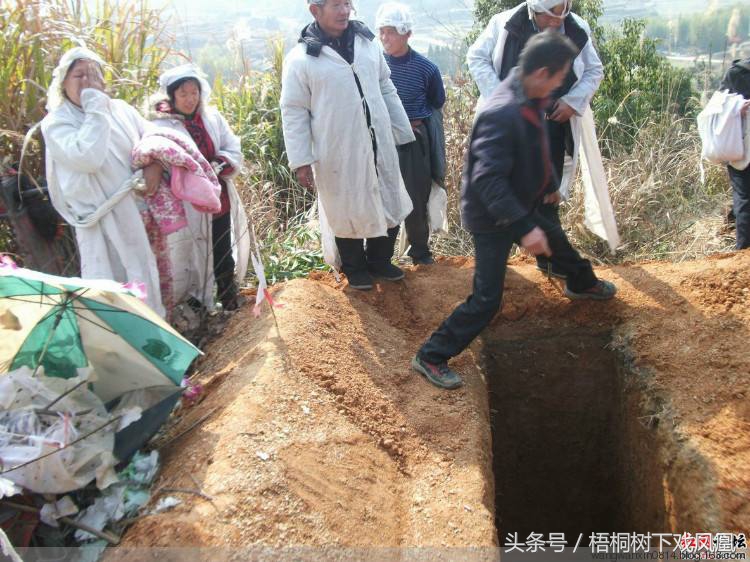 土葬挖坑的讲究,农村土葬挖坑好不好