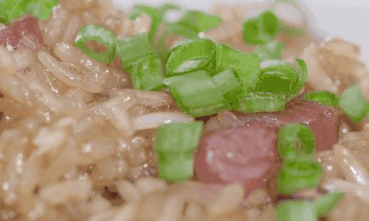 妈妈做的蛋炒饭真香,用生米不用鸡蛋的炒饭做法