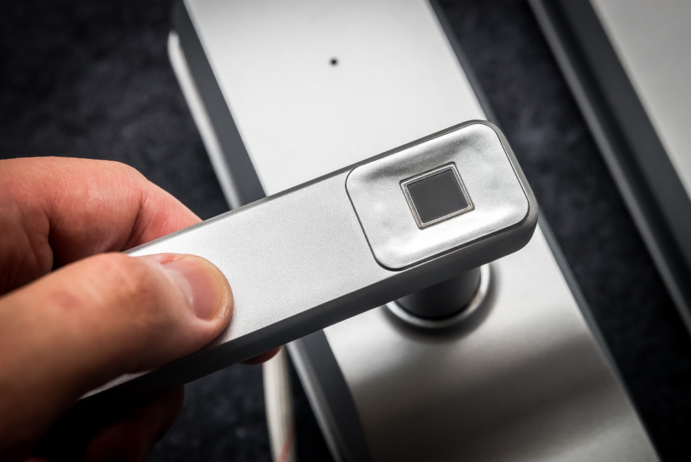 不仅能指纹识别，还可以微信开门，这款指纹锁操作666