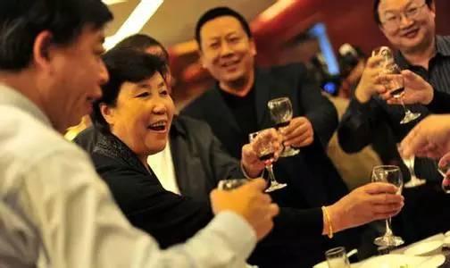 对付劝酒的人最好方法,如何拒绝劝酒不伤和气