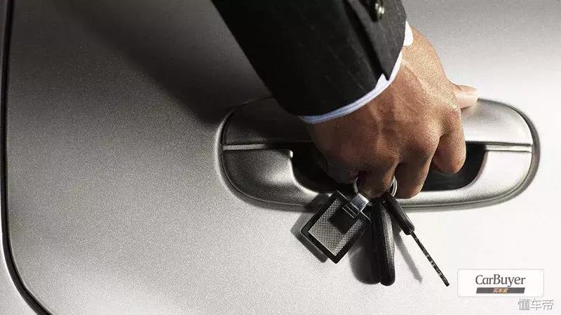 汽车门怎么用机械钥匙锁,汽车钥匙被锁在门里怎么打开