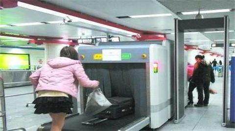 女子过安检被发现,女子过安检发现了一个奇怪的东西