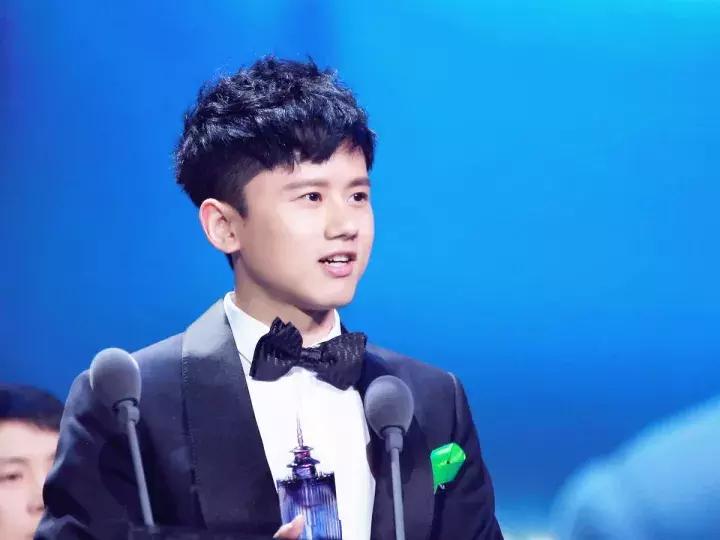 背头发型适合什么脸型女生图片,背头男发型龙须背头适合什么脸型