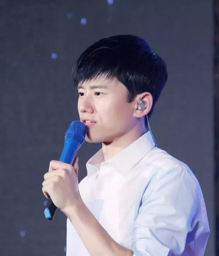 背头发型适合什么脸型女生图片,背头男发型龙须背头适合什么脸型