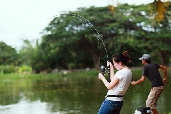 野钓串钩怎样钓鱼才是正确的,用路亚竿水库野钓串钩用多大铅坠