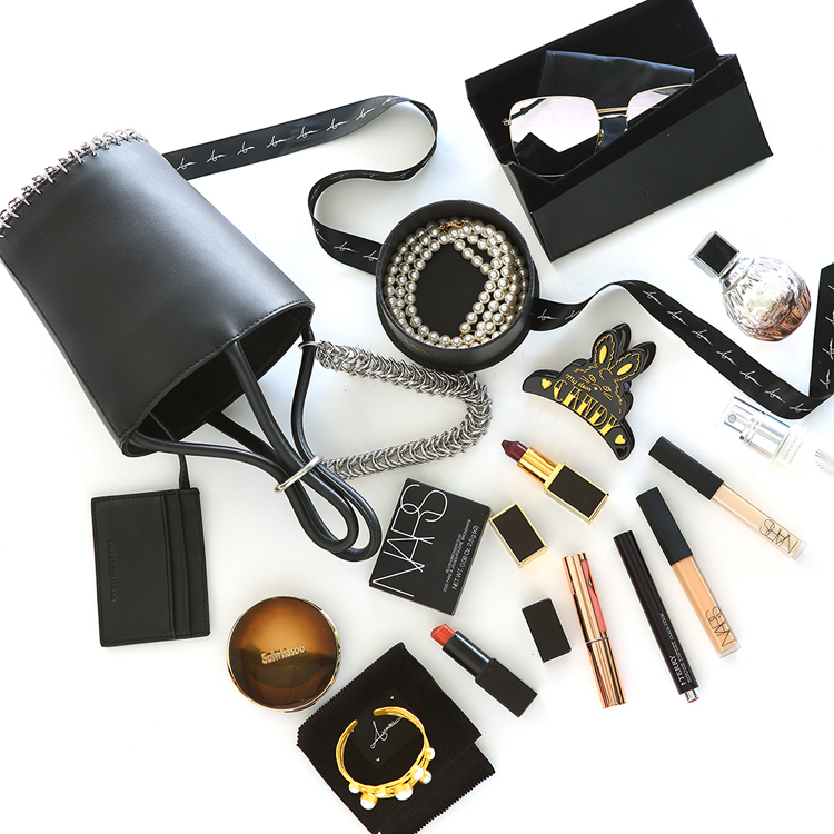 我们翻遍了300名员工的私人包价值¥100000000没别的就是壕！