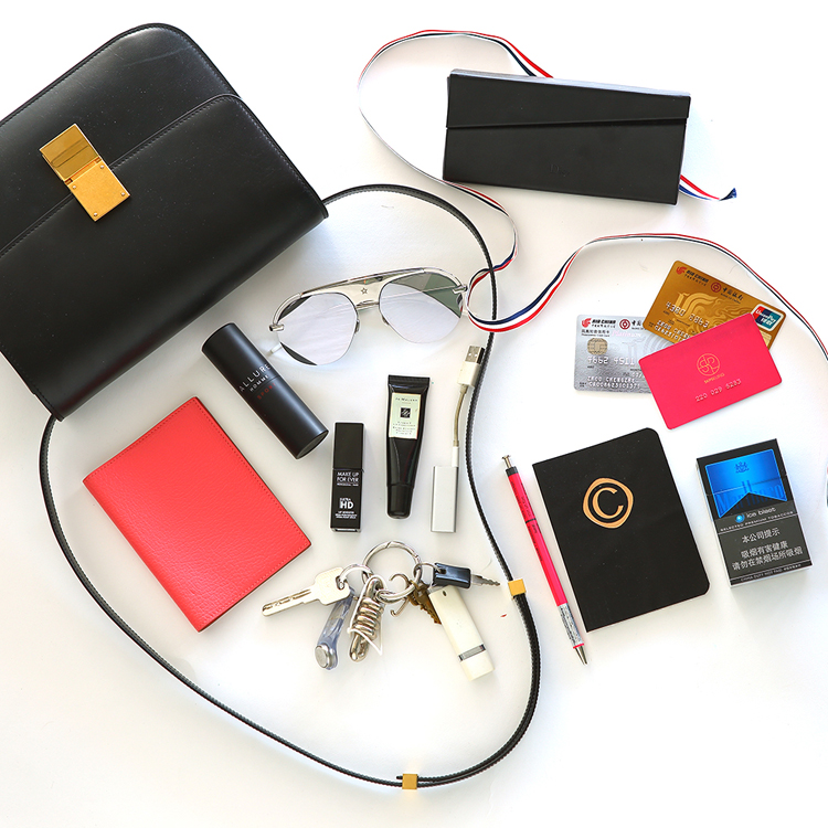 我们翻遍了300名员工的私人包价值¥100000000没别的就是壕！