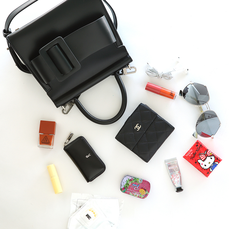 我们翻遍了300名员工的私人包价值¥100000000没别的就是壕！