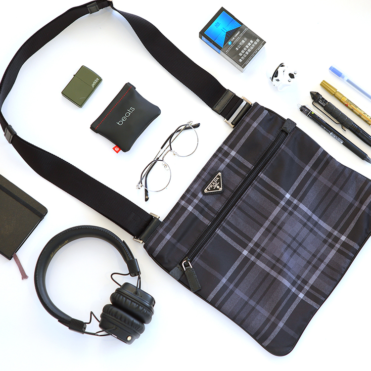 我们翻遍了300名员工的私人包价值¥100000000没别的就是壕！