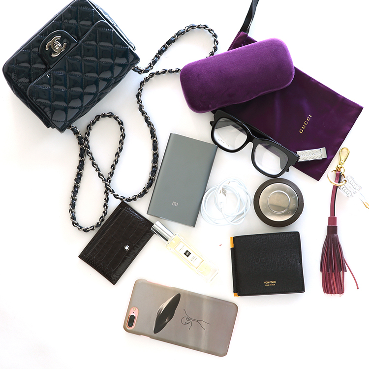 我们翻遍了300名员工的私人包价值¥100000000没别的就是壕！