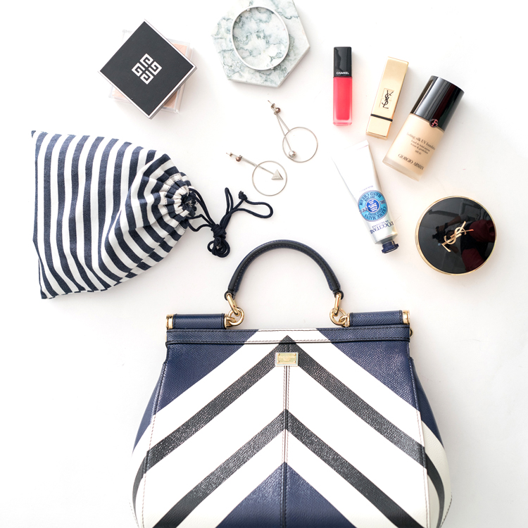 我们翻遍了300名员工的私人包价值¥100000000没别的就是壕！