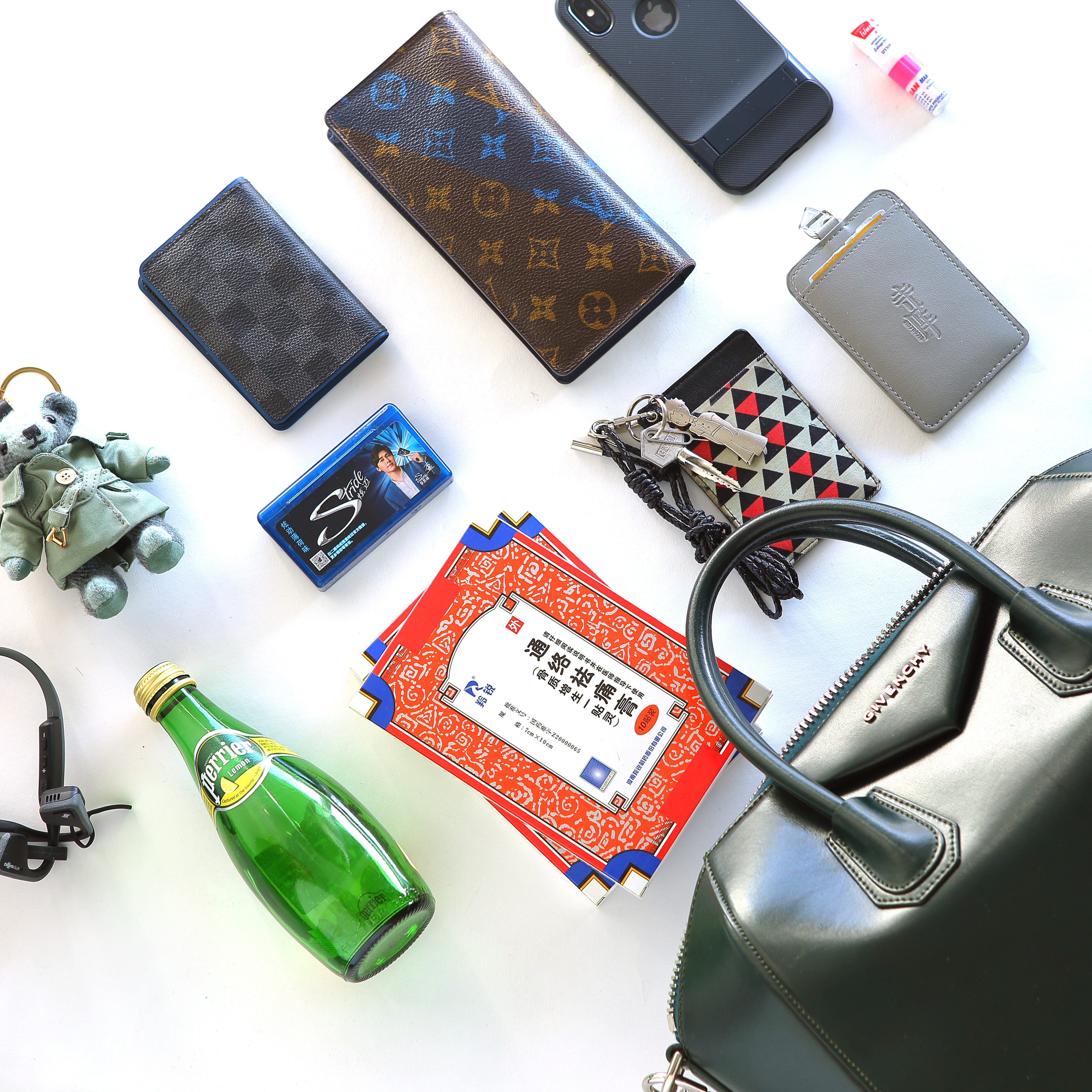 我们翻遍了300名员工的私人包价值¥100000000没别的就是壕！