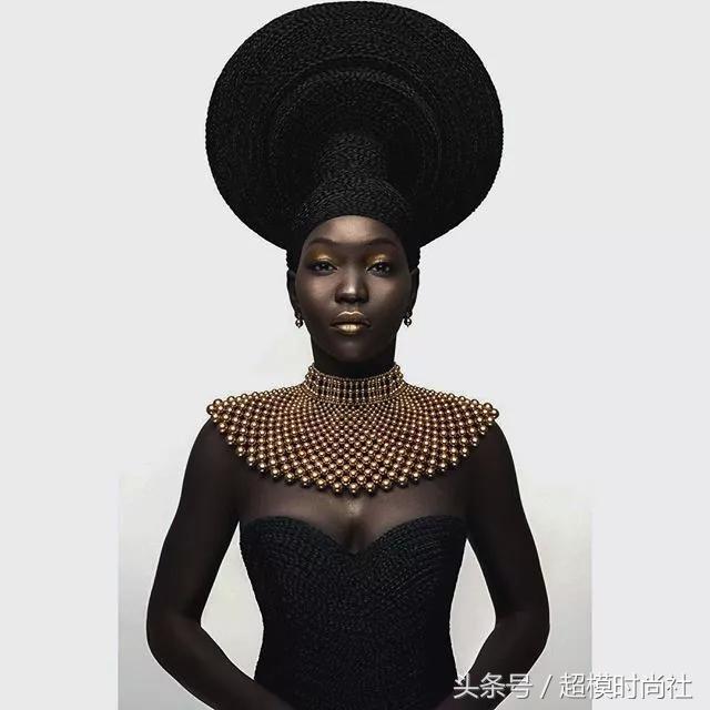 她连牙龈都是乌黑的!但她却敢反歧视,活成INS大热的模特女王