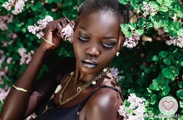 她连牙龈都是乌黑的!但她却敢反歧视,活成INS大热的模特女王