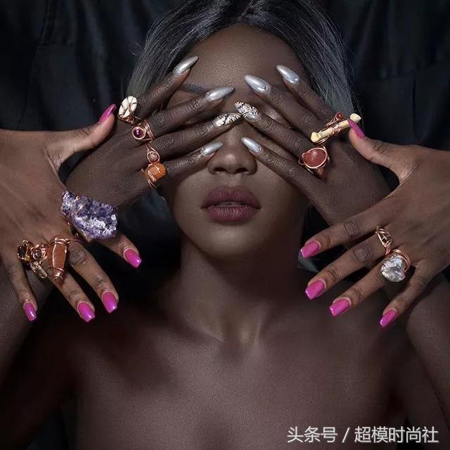 她连牙龈都是乌黑的!但她却敢反歧视,活成INS大热的模特女王