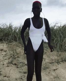 她连牙龈都是乌黑的!但她却敢反歧视,活成INS大热的模特女王