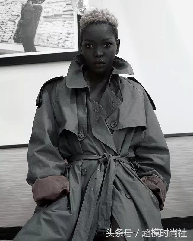 她连牙龈都是乌黑的!但她却敢反歧视,活成INS大热的模特女王