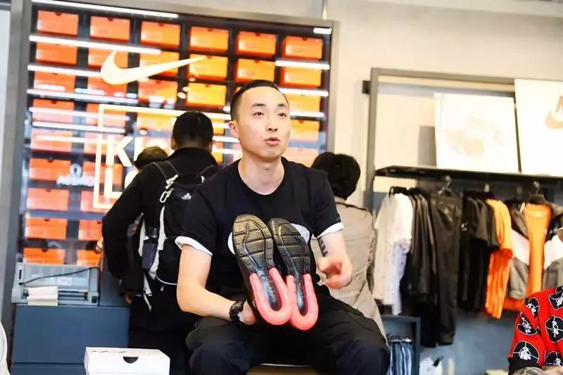 劲话论第四期丨成都sneaker都表白的耐克新鞋，自带增高效果？