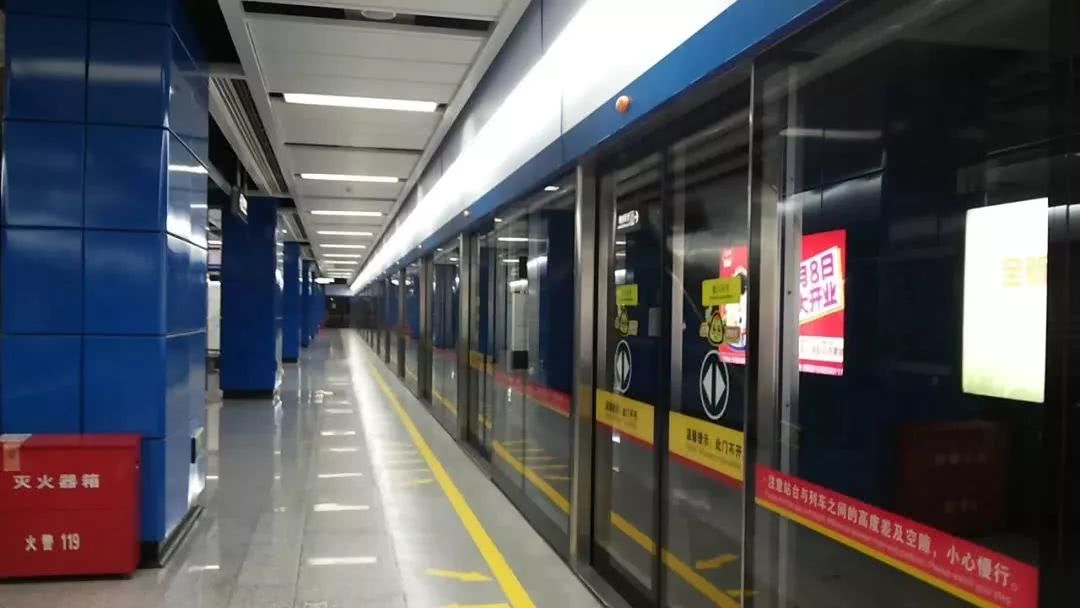 “熊孩子”摔坏文玩,“熊家长”:要钱没得,娃儿抵给你嘛!