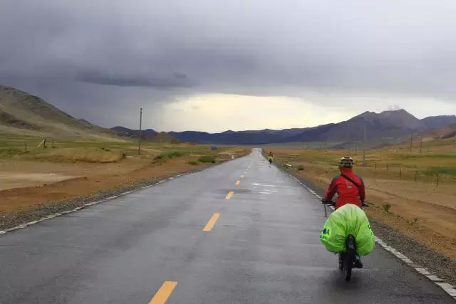 川藏线骑行遇到野狗,骑行川藏被野狗追
