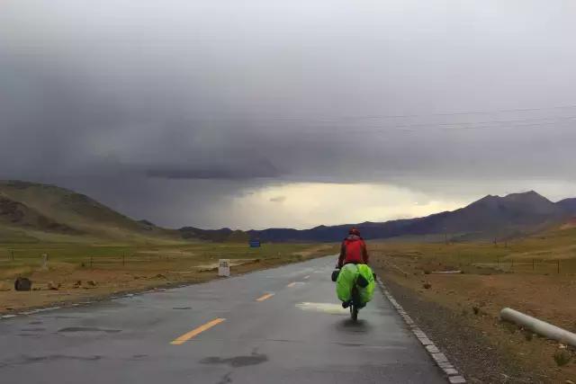 川藏线骑行遇到野狗,骑行川藏被野狗追