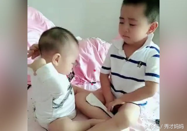 哥哥不舍得打弟弟太暖心了,弟弟把姐姐打哭了姐姐还护着弟弟