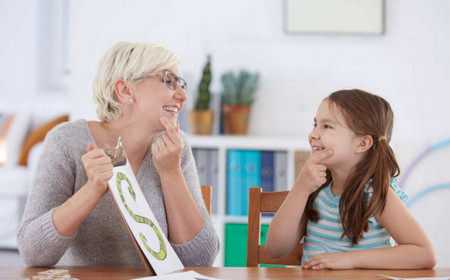 鍜屽皬鏈嬪弸璇磋瘽鍙互鐢ㄥ彔璇嶅悧,涓轰粈涔堝拰灏忓璇磋瘽瑕佺敤鍙犺瘝