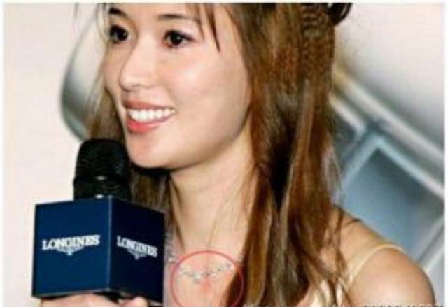 明星脖子上的“小草莓”太抢镜，赵薇甚至多次都能被拍到吻痕？