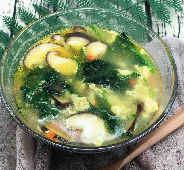 芙蓉鲜蔬汤,在家自己做,五颜六色,又香又鲜,比外面的还好喝!