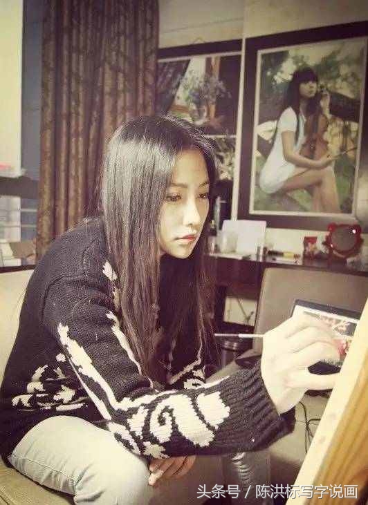 ​一年卖1250万的美女画家，“献丑”三亚！她的成功就靠这四步