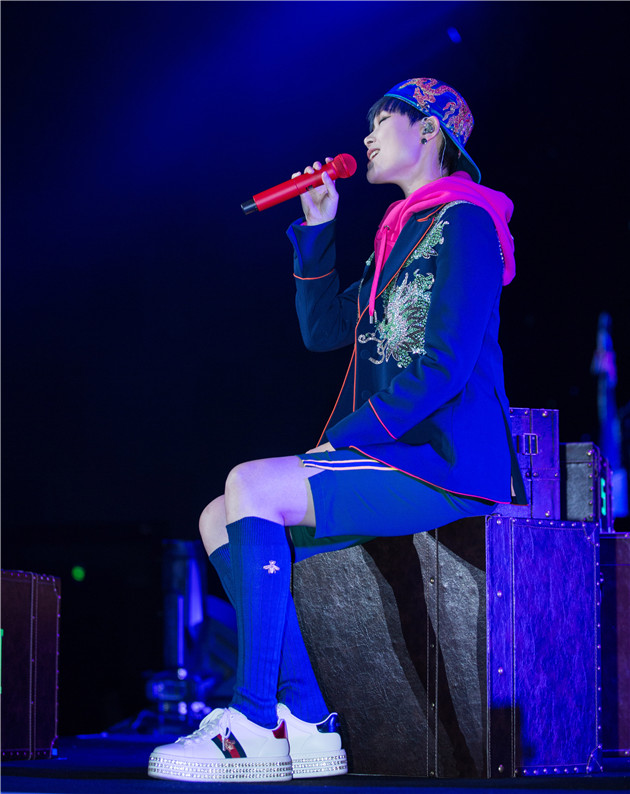 李宇春高定2022,回忆2018年李宇春的演唱会