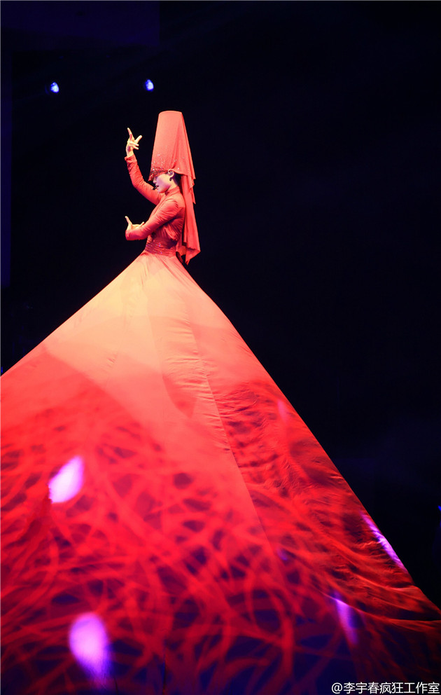 李宇春高定2022,回忆2018年李宇春的演唱会