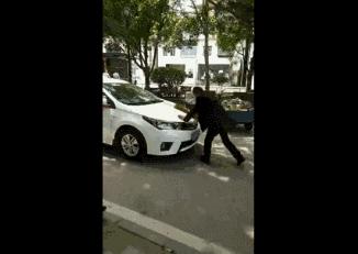 拦车乞讨不给钱就砸车,拦婚车要钱碰见乞丐真实事件