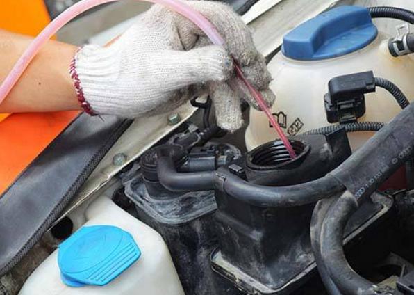 汽车开到半路没油了怎么办,汽车开到半路没电怎么回事