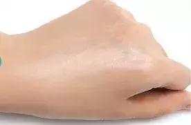 新买的安耐晒味道和以前的不一样,刚买的安耐晒和之前的味道不一样