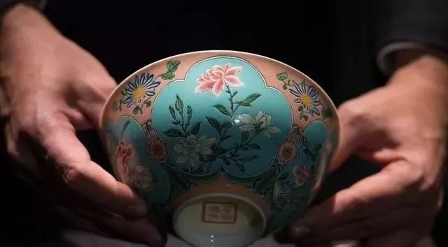 苏富比康熙紫檀双柜拍卖,苏富比康熙五彩杯