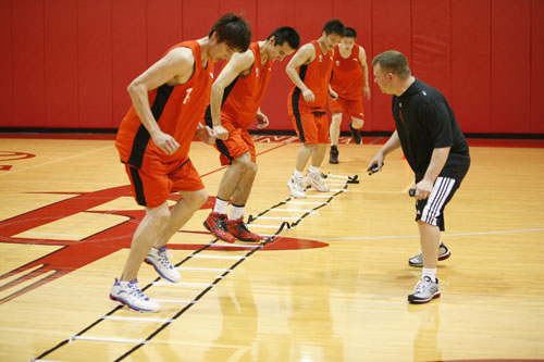 职业篮球训练的一天,职业篮球一日训练内容